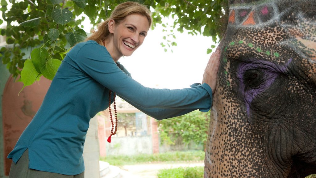 Julia Roberts acariciando u elefante no filme Comer, Rezar e Amar