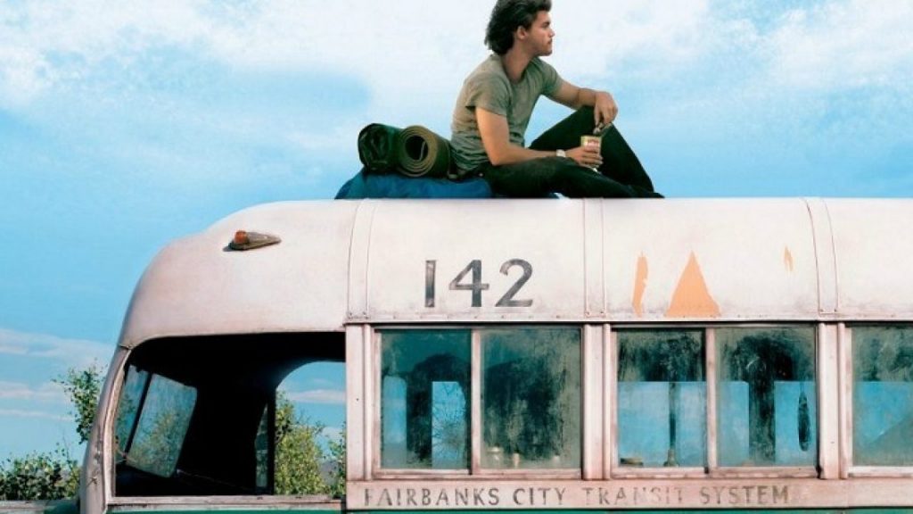 Personagem principal do filme Into the Wild em cima de onibus antigo